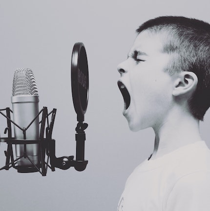 Foto: Junge schreit in Mikrofon