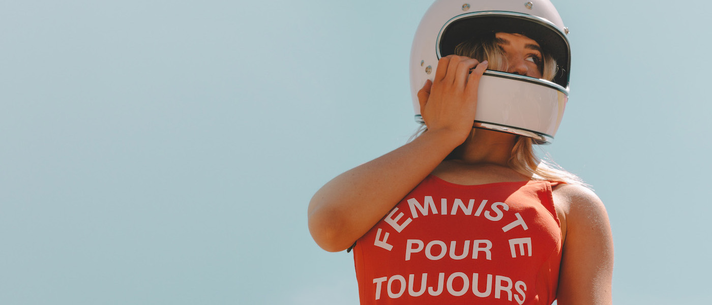 Foto: Frau mit Motorradhelm trägt Top mit Aufschrift "Feministe pour toujours"